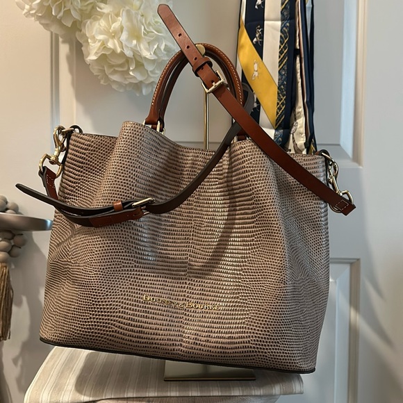 Dooney & Bourke Handbags - 🔥 Authentic Dooney & Bourke, Lizard Embossed Large Barlow, EUC 🔥